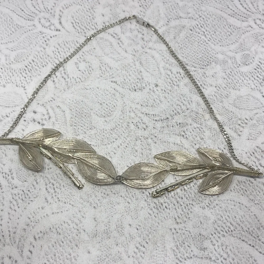 VINTAGE silver tone leafy elegant statement necklace